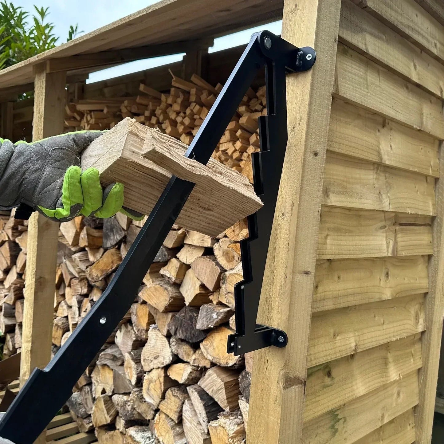 VeroWood — Wall-Mounted Log Splitter with Durable Steel Blade