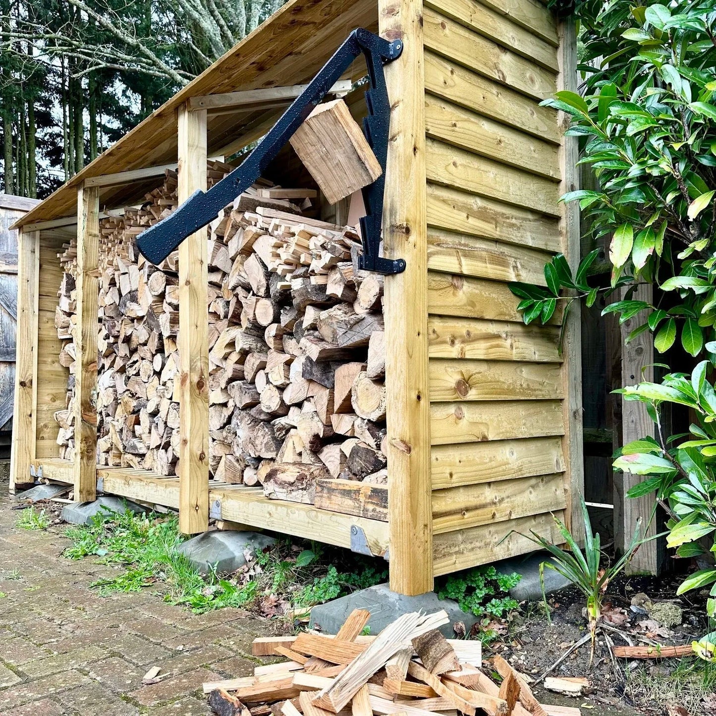 VeroWood — Wall-Mounted Log Splitter with Durable Steel Blade