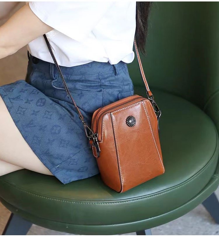 StrideLux™ Crossbody — Elevate Your Style and Move Freely Without the Bulk