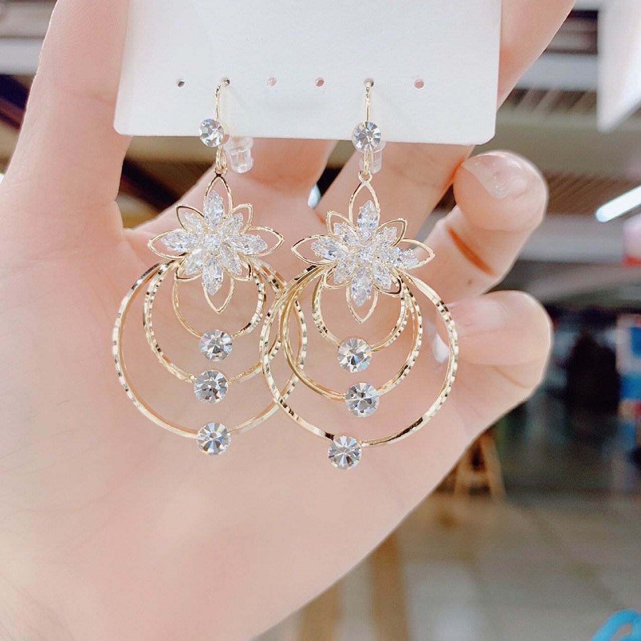 AmoraLuxe™ — Unleash Irresistible Confidence with Every Sparkle