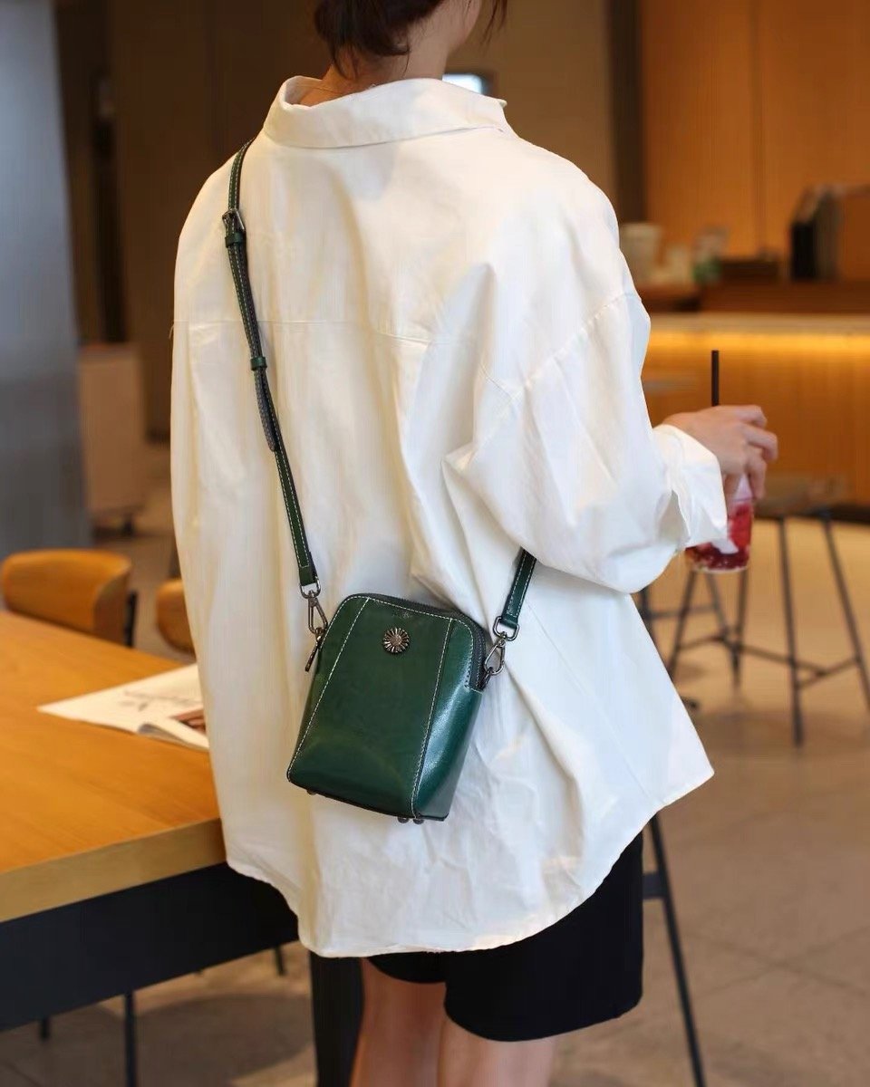 StrideLux™ Crossbody — Elevate Your Style and Move Freely Without the Bulk