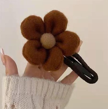 GlowChic™ — Instantly Radiate Confidence with Every Sparkling Clip