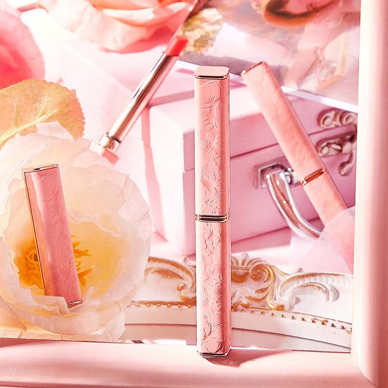 LipLuxe™ — Your Mood-Driven Glow That Hydrates and Stays All Day