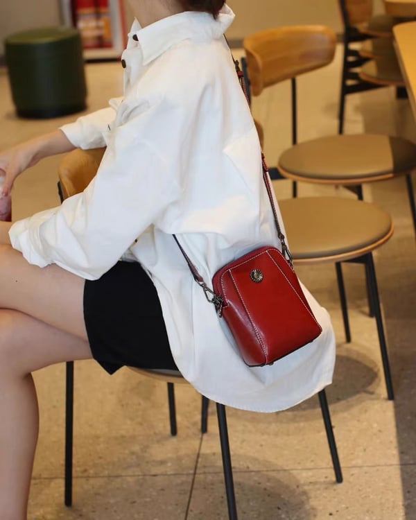 StrideLux™ Crossbody — Elevate Your Style and Move Freely Without the Bulk