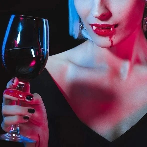 Automatic Retractable Vampire Fang Set
