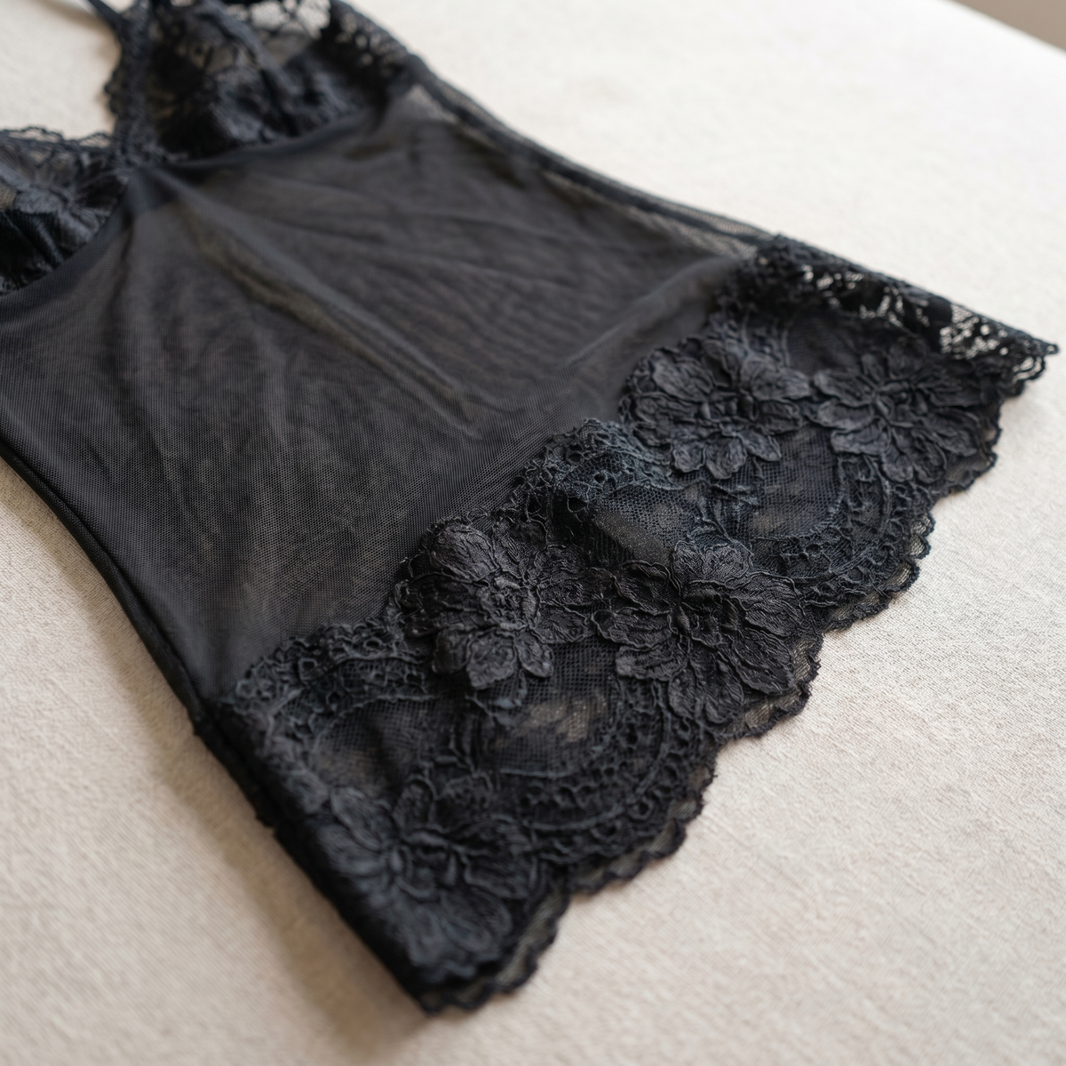 Enchantress™ – Delicate Floral Lace 3-Piece Lingerie Set with Sheer Mesh Robe
