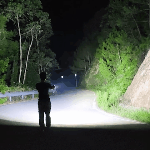 MaxiLumi | Ultra-bright waterproof flashlight with a range of 500m (FREE USB cable)
