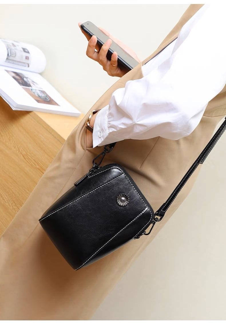 StrideLux™ Crossbody — Elevate Your Style and Move Freely Without the Bulk