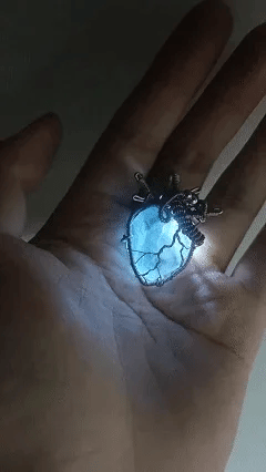 AuraPulse™ — Wear a Soothing Spark That Calms Your Soul and Commands Every Room