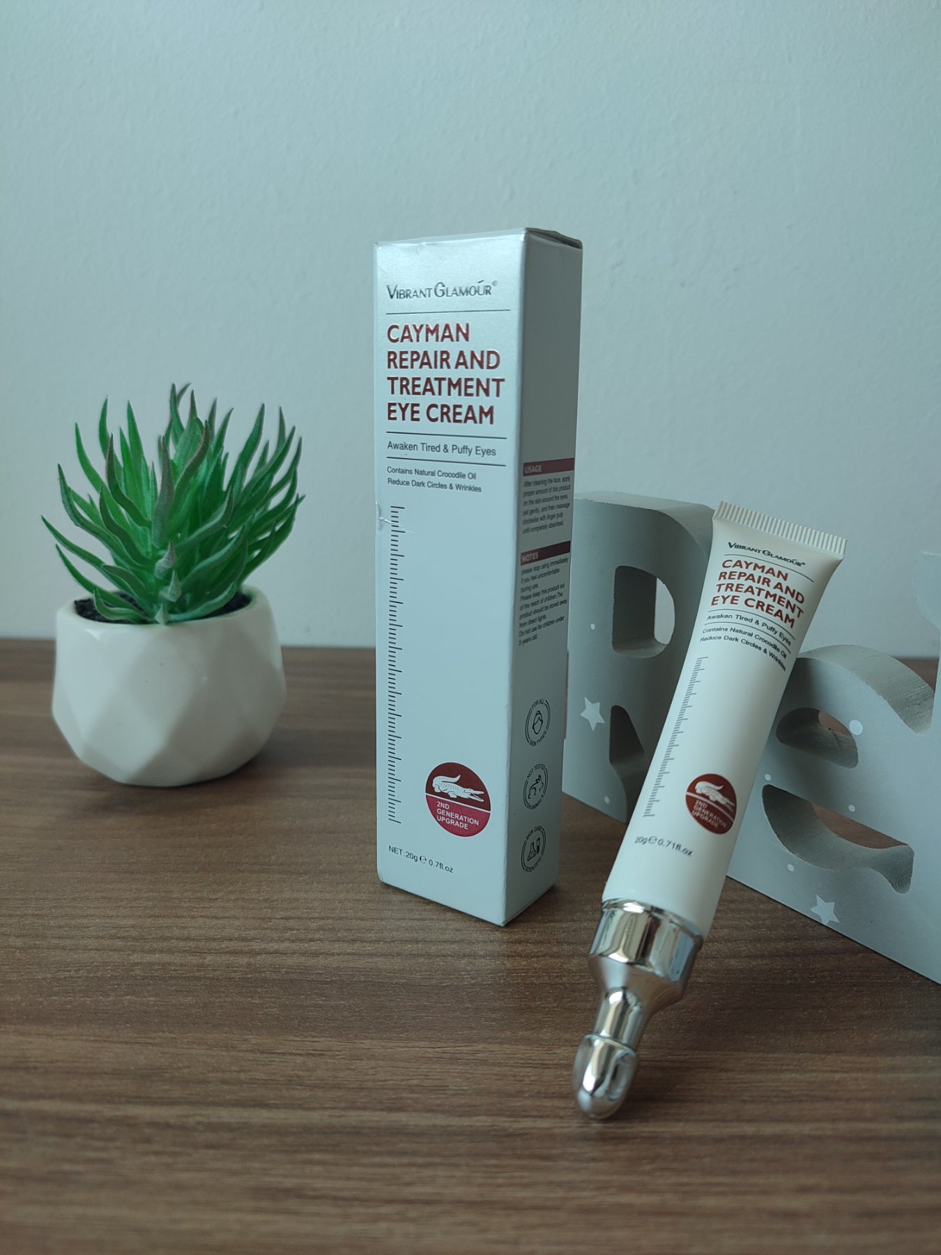 SilkEyes | Nourishes and rehydrates the skin around the eyes.